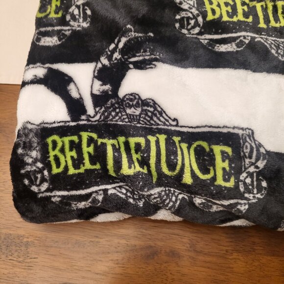 Beetlejuice Sandworms Stripes Cozy Halloween Fleece Throw Blanket 60”x70” - NWT - Picture 2 of 4